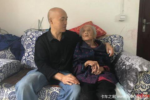 副驾永远留给妈妈，成都货车司机卖车照料健忘老母