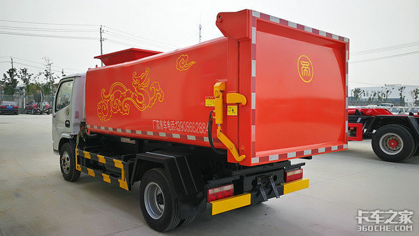 后高位翻轉(zhuǎn)掛桶垃圾車(chē)，請(qǐng)開(kāi)始你的表演