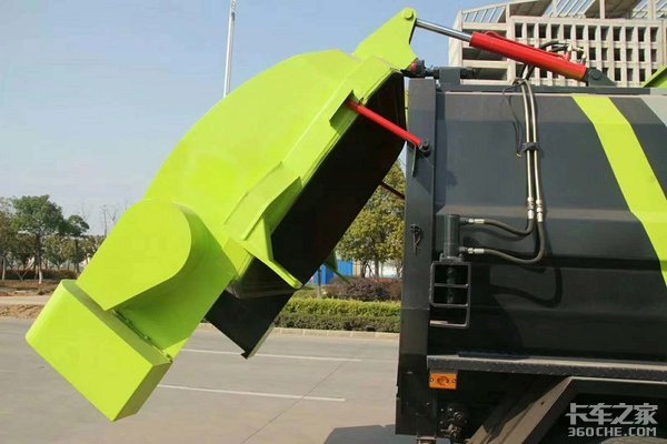 后高位翻轉(zhuǎn)掛桶垃圾車(chē)，請(qǐng)開(kāi)始你的表演