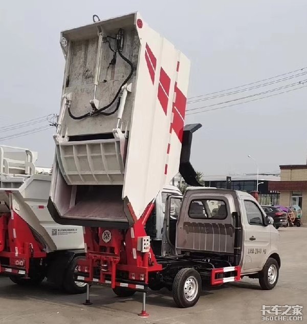 后高位翻轉(zhuǎn)掛桶垃圾車(chē)，請(qǐng)開(kāi)始你的表演