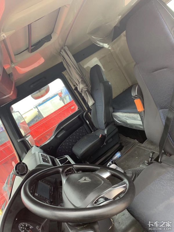 汕德卡LNG 8气囊牵引车 保准你没见过!