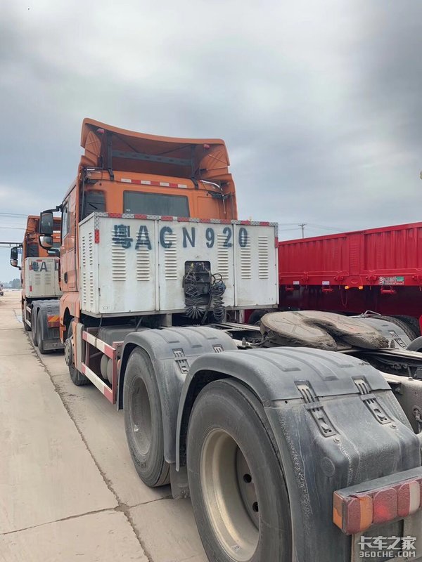 汕德卡LNG 8气囊牵引车 保准你没见过!