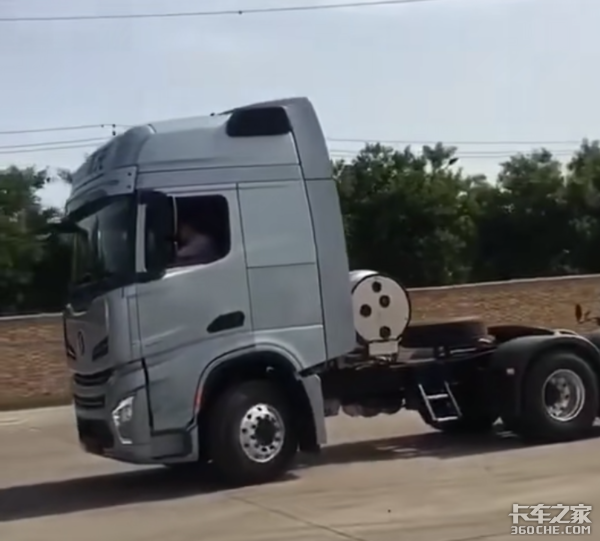 汕德卡LNG 8气囊牵引车 保准你没见过!