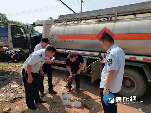 长沙：油耗子深夜出没 执法小哥迅速抓
