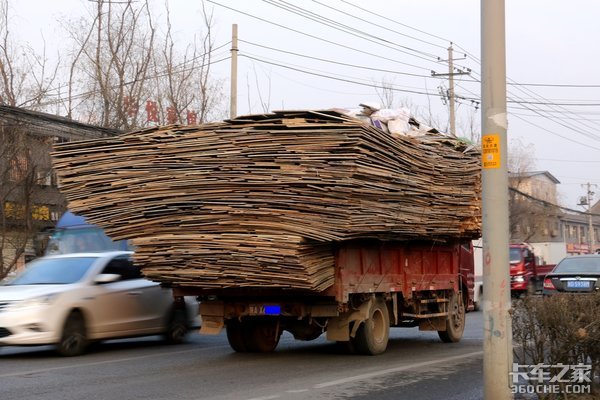 货车超载入刑是否合理？从严执法是根本