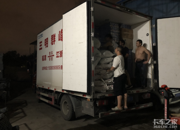 辍学00后的卡车梦:开着大货车的大将军