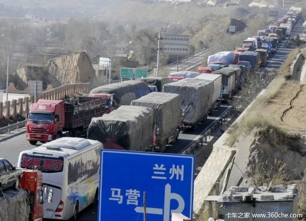 火中取栗为哪般？司机频频超载，背后竟是病态利益链在作祟！