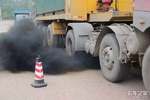 两货车冒黑烟 咸宁开首张尾气超排罚单