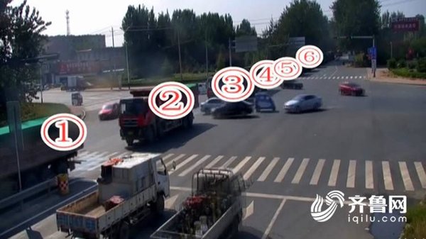超载货车排队钻空 交警查获42辆超载车