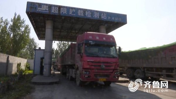 超载货车排队钻空 交警查获42辆超载车