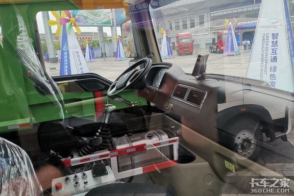 和甩掛一樣方便 圖說重汽可卸式環(huán)衛(wèi)車