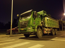 跟了一辆“有历史”的重汽豪瀚J5G自卸车,它还是那么给力