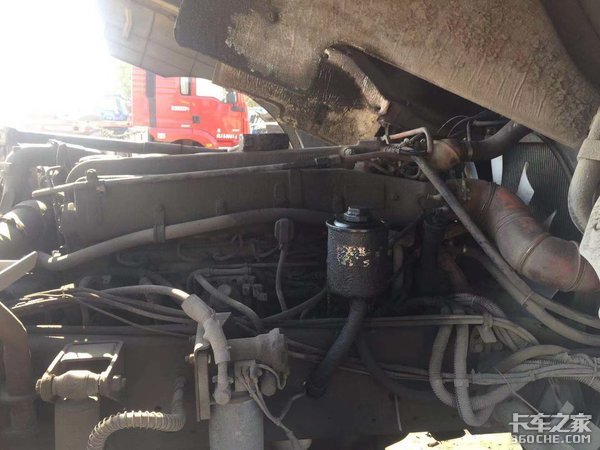 驾驶室滑落徒弟没了,汽修厂也赔进去了