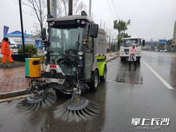 無(wú)人駕駛智能環(huán)衛(wèi)車開(kāi)跑 不一樣的炫酷