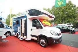 小清新外观,超纤材质软包,开着这款房车来一场说走就走的旅行吧