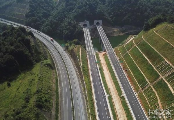 首页 养车用车 行车安全厦蓉高速公路和溪路段的双向4车道,全部改作