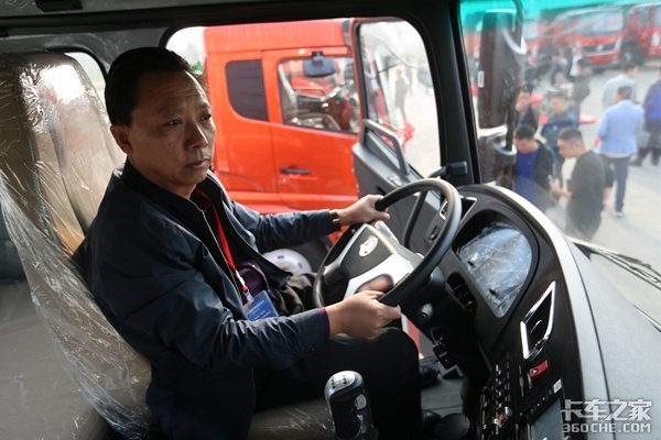 重汽王牌潍柴新品亮相成都 首场发布会现场斩获107台订单