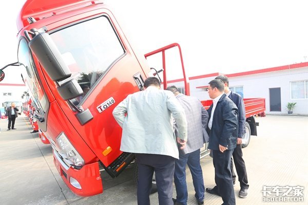 重汽王牌潍柴新品亮相成都 首场发布会现场斩获107台订单