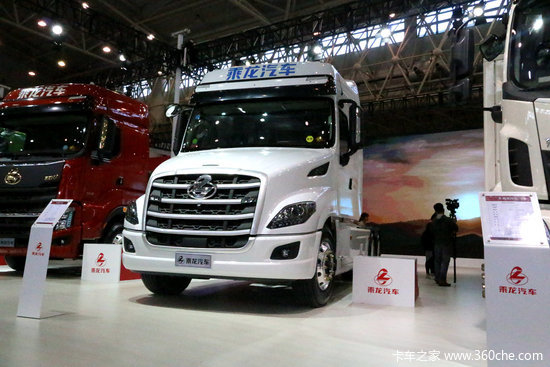 【中国商用车展】柳汽长头T7够狠！国六上来就是560马力+AMT+气囊桥