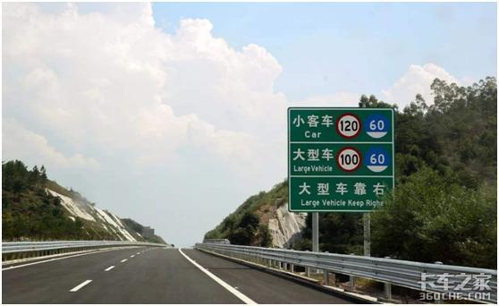 居然在高速上低速行驶,有点求生欲好吗