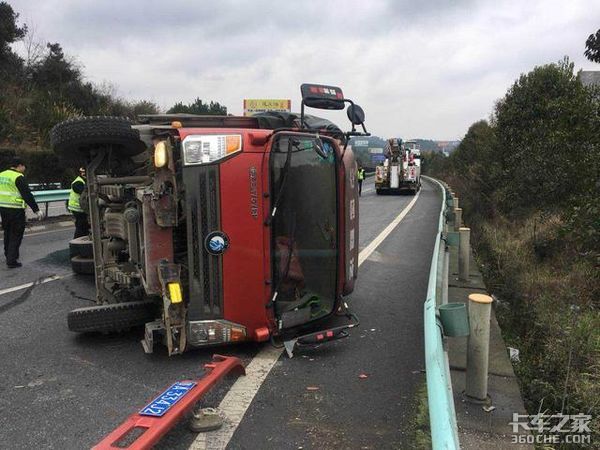 居然在高速上低速行驶,有点求生欲好吗