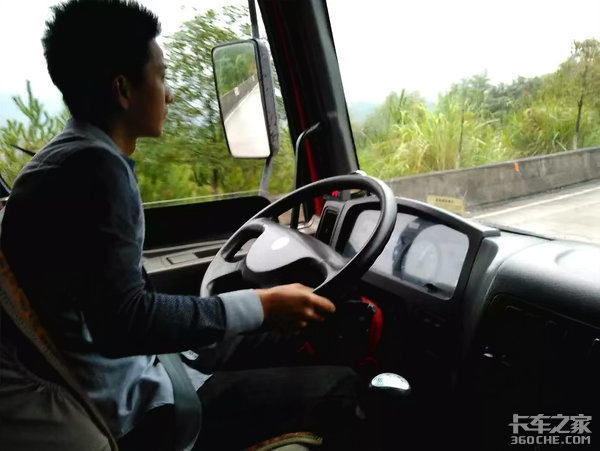 踏进卡车那一刻,愿我们的初心依然热忱