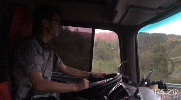 踏进卡车那一刻,愿我们的初心依然热忱