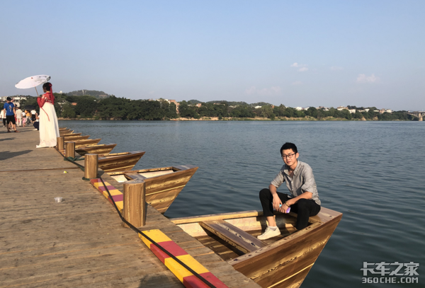 踏进卡车那一刻,愿我们的初心依然热忱