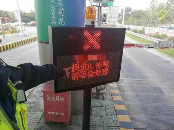 苏州高速入口拒超 日均劝退货车降至原先的1/10以下严打超载超限 江苏高速4小时劝返15辆车