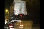 惊了 大车叠小车 车队集体“叠罗汉”！