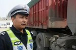 交警打击“百吨王”车队 查获7辆超载车