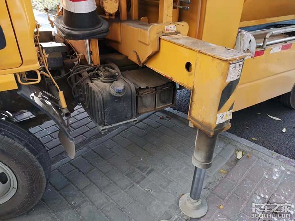還在人工下井清撈，清淤車不要面子嗎？