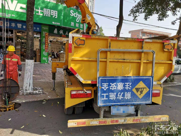 還在人工下井清撈，清淤車不要面子嗎？