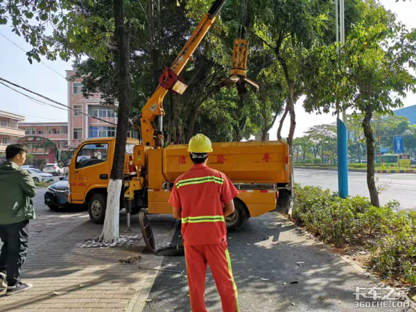 還在人工下井清撈，清淤車不要面子嗎？