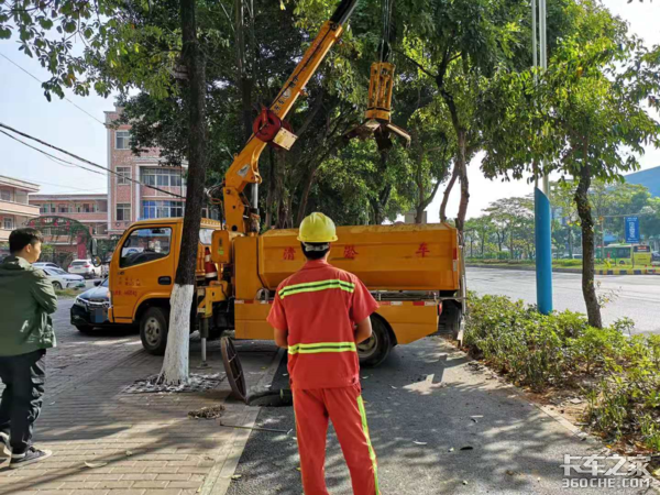 大清都亡多少年了，居然还在人工下井清捞？清淤车：我不要面子吗？