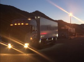 货车射灯有多会与时俱进？看到车身射灯时，卡友：夜里不怕被晃眼