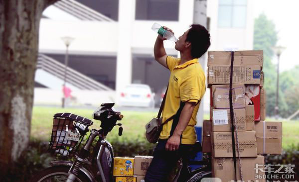 双11快递从业者生存现状希望与隐忧并存