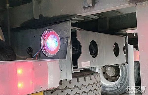 你以为装警示爆闪灯就能保证行驶安全?