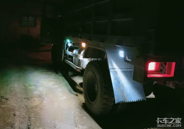 你以为装警示爆闪灯就能保证行驶安全?