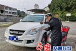 驾驶员很受伤 皮卡“盲区”剐蹭摩托车