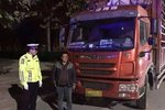 青岛：货车闯禁行 司机无证假证来顶？
