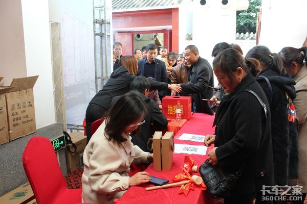 中国重汽HOWO轻卡、胜者潍王、国六潍柴菏泽站隆重上市