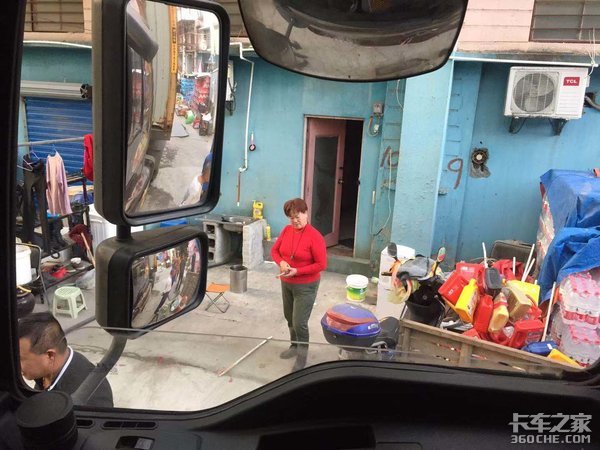 大妈不给钱不让走，我耻辱地掏出了钱包
