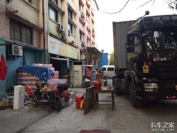 大妈不给钱不让走，我耻辱地掏出了钱包