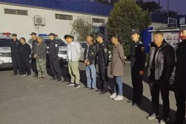 跟踪执法车辆 为超载大货车通风报信 17人统统被拘留