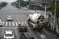 记3分罚100 11.20起南京将启动电子眼抓拍重中型货车右转弯不让行