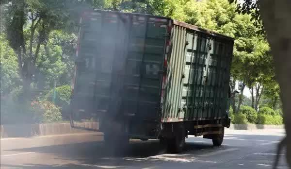 ��ͨ�У�������β��ң����ʵ��ȫ���ǣ�