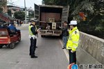 货车路边加油 交警检查发现是黑加油站