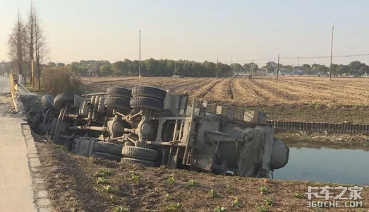 开车中间有点儿犯困,车咋就给撞了呢?
