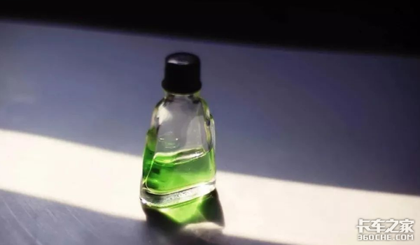 开车中间有点儿犯困,车咋就给撞了呢?